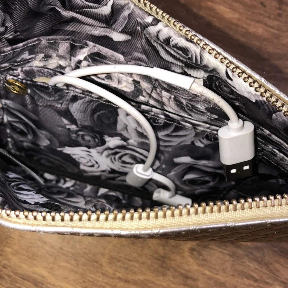 Adrienne Vittadini studio gold lattice woven handheld travel/shopping wristlet - Picture 3 of 7